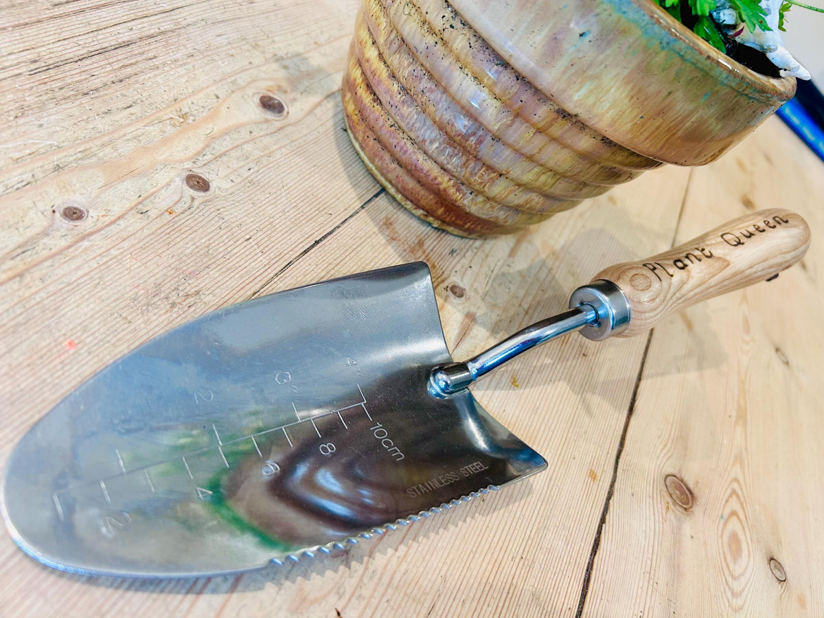 Personalised garden trowel / bulb planter with depth measurements