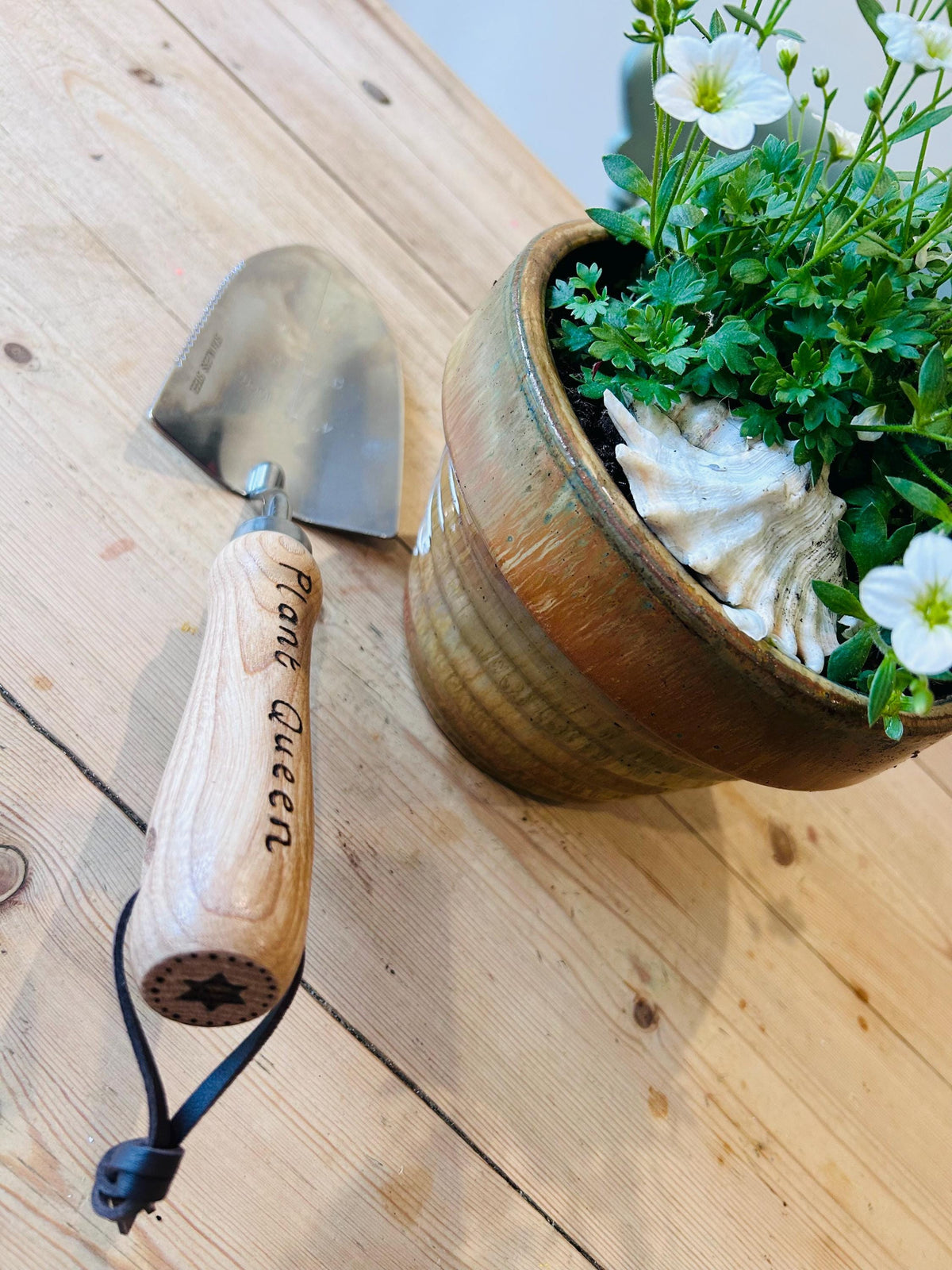 Personalised garden trowel / bulb planter with depth measurements