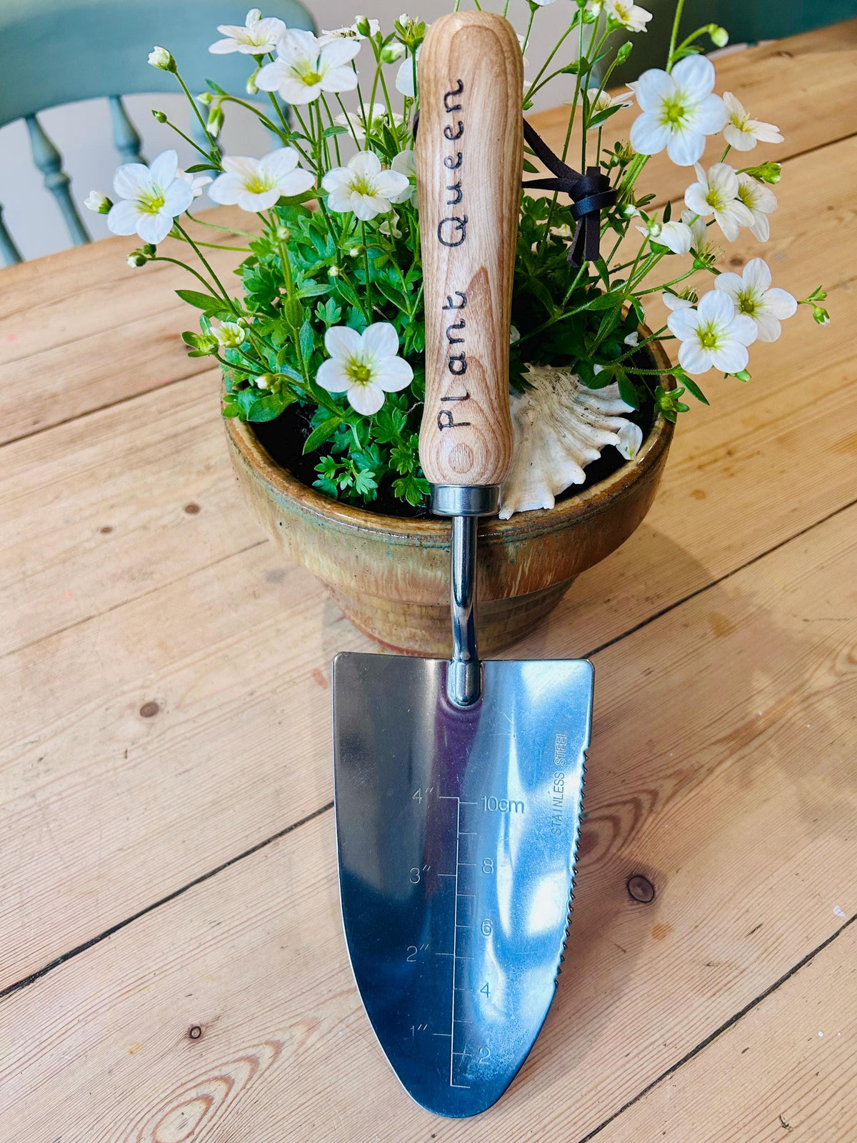 Personalised garden trowel / bulb planter with depth measurements