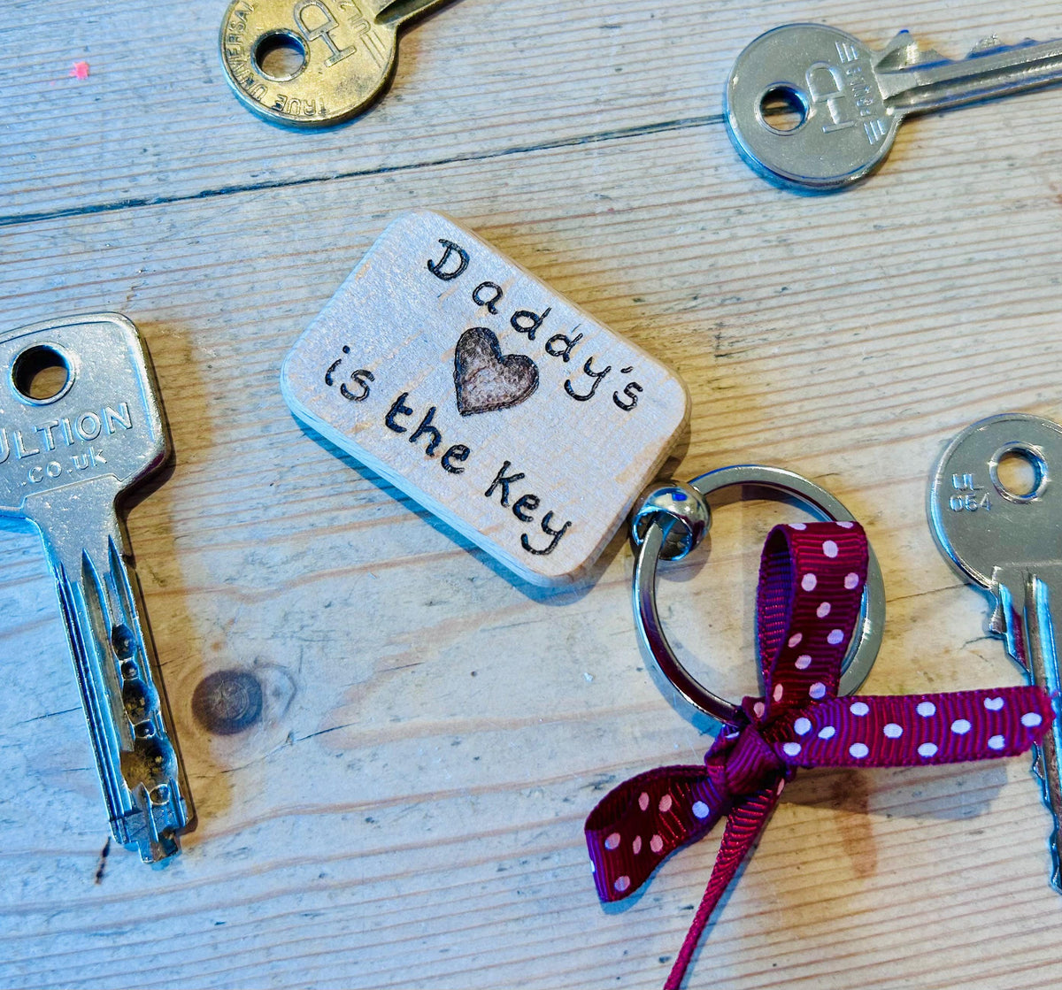 Personalised Daddy’s / Mummy’s love is the key - key ring