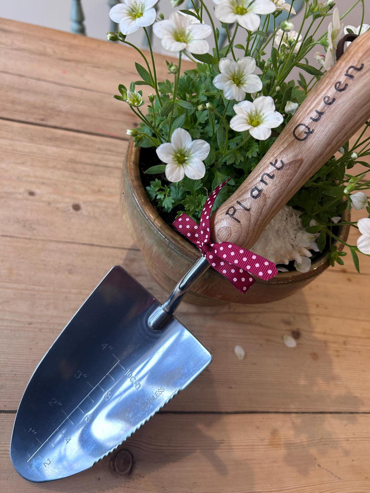 Personalised garden trowel / bulb planter with depth measurements