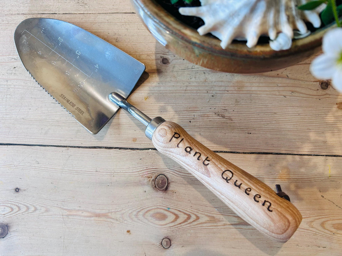 Personalised garden trowel / bulb planter with depth measurements